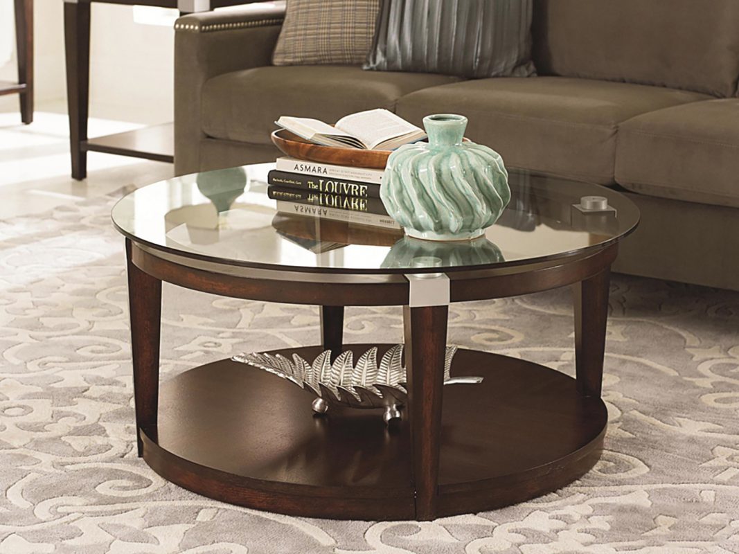 Bàn trà kết hợp với sofa và thảm trải sàn tạo nên một không gian ấn tượng và hoàn hảo hơn