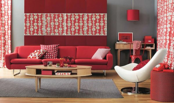 Ghế sofa màu đỏ mang phong cách trẻ trung không kém phần quyến rũ